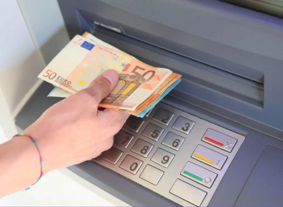 como depositar dinero en un cajero automático