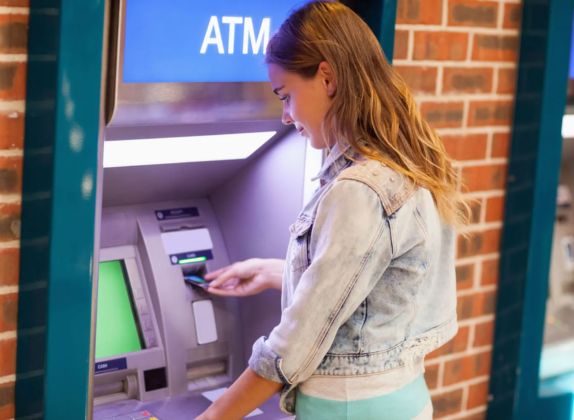 puedo ingresar dinero en un cajero de otro banco