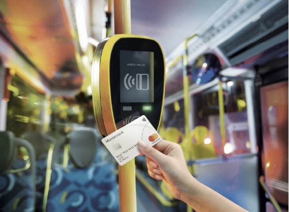 se puede pagar el bus con tarjeta de débito
