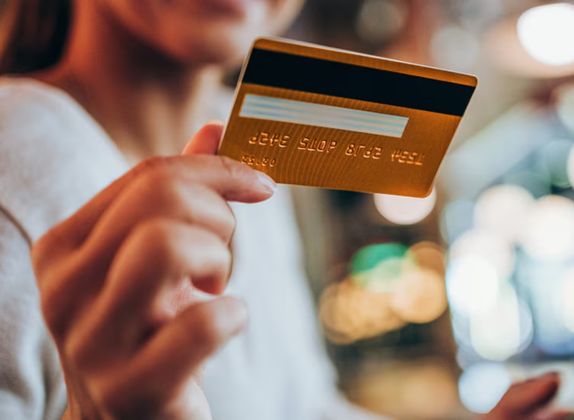 un autorizado puede tener una tarjeta de débito
